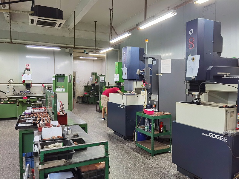 窗簾軌道塑膠零件注塑模具加工廠(chǎng)家